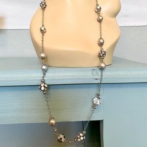 Adorable Ann Taylor statement necklace with pearl and rhinestones! 🤍🤍